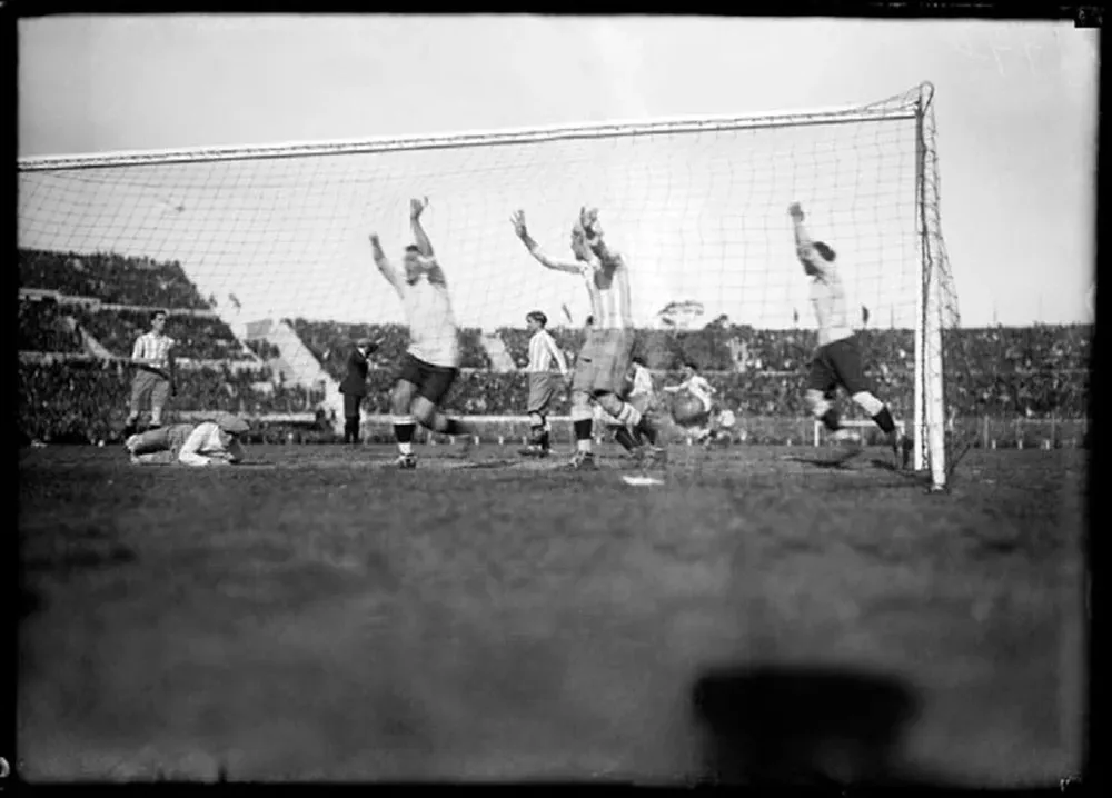Los uruguayos celebran uno de sus cuatro goles en la final contra Argentina del Mundial de 1930; el partido, que terminó 4-2, se disputó en el Estadio Centenario.