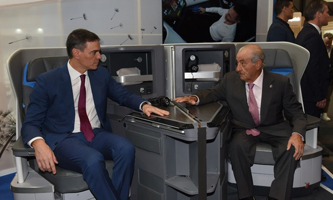 Juan José Hidalgo, presidente de Air Europa junto al presidente Pedro Sánchez en el stand de la compañía en Fitur.&nbsp;