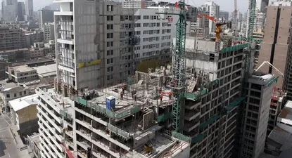 Chile- Hombres trabajando en un nuevo edificio en construcción, en el centro de Santiago