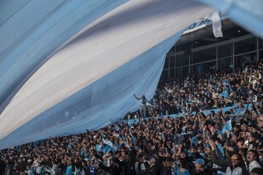 Hinchas de Racing en el Cilindro de Avellaneda