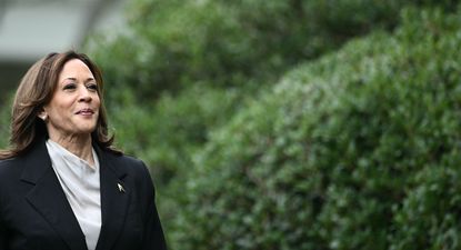 Kamala Harris se consolida como la candidata demócrata, bate récords de recaudación y arremete contra Trump