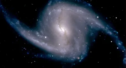 Un zoom de la fotografía de 62 cuadros a la espectacular galaxia espiral barrada NGC 1365