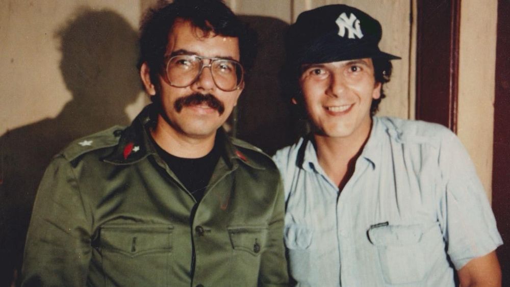 Reed Brody junto a Daniel Ortega en 1984, pocos años después de que el FSLN derrotara a la dictadura de los Somoza.