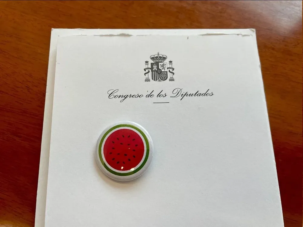 Las diputadas y diputados de Sumar llevan hoy el símbolo de la sandía en solidaridad con el pueblo palestino