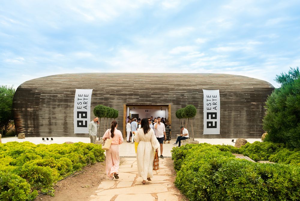 La edición número 12 de Este Arte tendrá lugar del 4 al 7 de enero de 2026 en el Pavilion VIK de José Ignacio, Uruguay