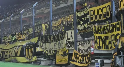 La hinchada de Peñarol en la Cataldi