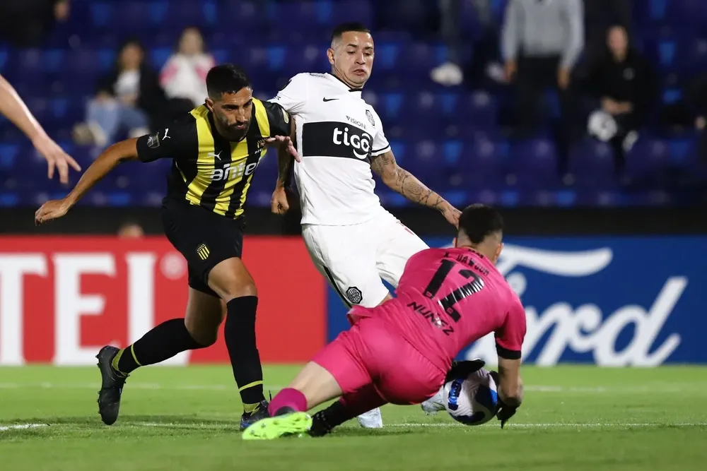 Kevin Dawson y Hernán Menosse ante la llegada de Derlis González de Olimpia