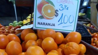 Frutas con precios accesibles, por ejemplo la naranja.