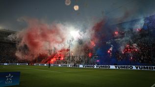 Los hinchas de Nacional encienden bengalas y se suben al tejido minutos antes del inicio del partido