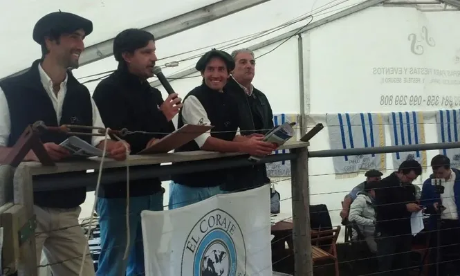 Los hermanos Bove Itzaina con el rematador Alejandro Zambrano e Ignacio Aramburu
