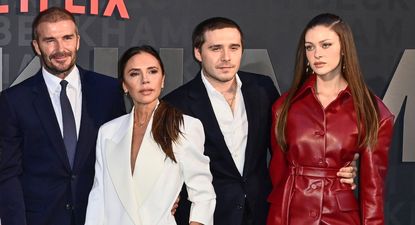 David y Victoria Beckham con su hijo Brooklyn y la esposa de este, Nicola Peltz, en 2023.