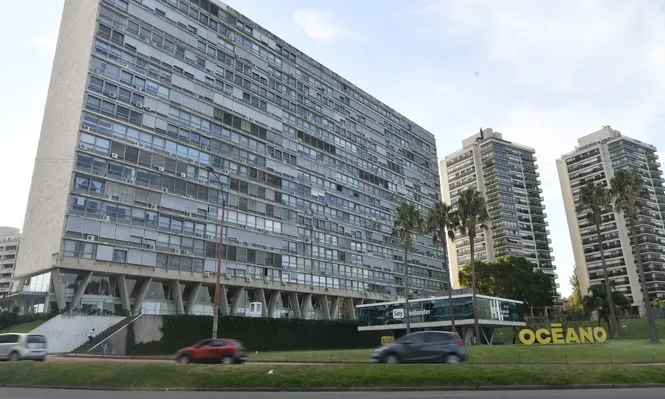 El edificio fue erigido en 1958; la crisis de la época frustró la concreción de una segunda pantalla que formara un ángulo obtuso hacia donde hoy están las Torres del Puerto