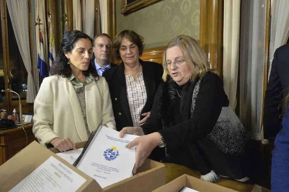 Graciela Bianchi recibe el proyecto de ley de parte de Azucena Arbeleche.