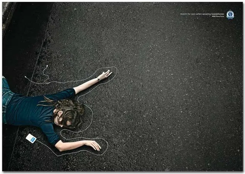 Hace unos años una creativa campaña en Australia buscó concientizar sobre el peligro de escuchar música en la calle