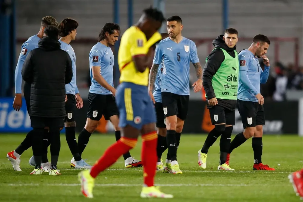 Las caras largas de los jugadores de Uruguay tras dejar dos puntos ante Colombia
