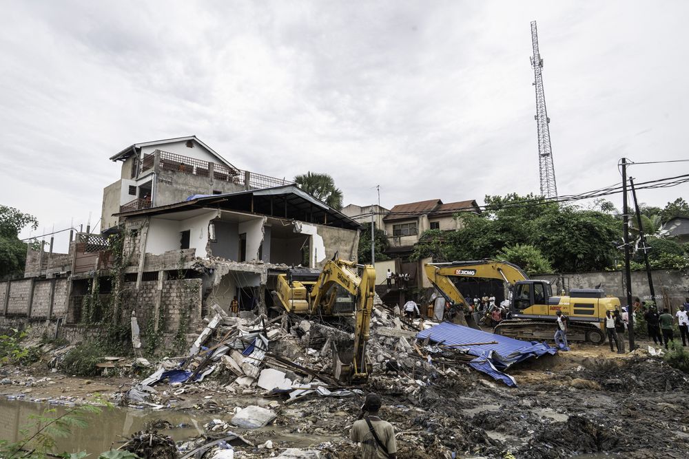 Inundaciones en Congo: vista general de dos excavadoras demoliendo casas construidas a lo largo de un río en Kinshasa, República Democrática del Congo, el 8 de mayo de 2025, después de que las autoridades de la República Democrática del Congo decidieran demoler todos los edificios no autorizados en zonas propensas a inundaciones tras las inundaciones del 5 de abril.