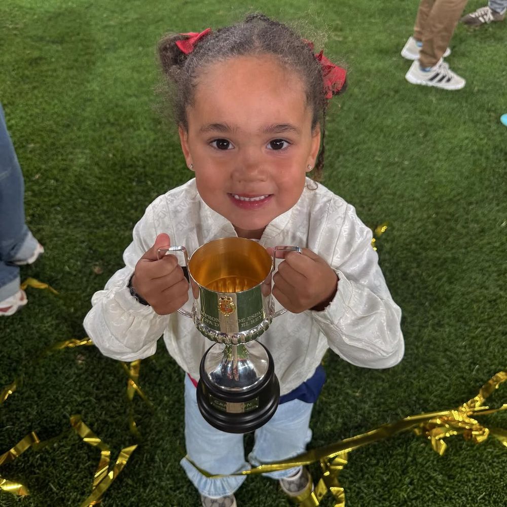 Ronald Araujo y su tierno festejo familiar tras recibir la Copa del Rey Ronald Araujo y su tierno festejo familiar tras recibir la Copa del Rey