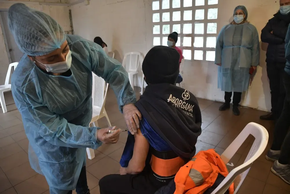 La tasa de mortalidad tiene menor incidencia entre quienes recibieron las tres dosis.