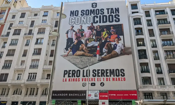 El cartel promocional de la King´s League en la Gran Vía.