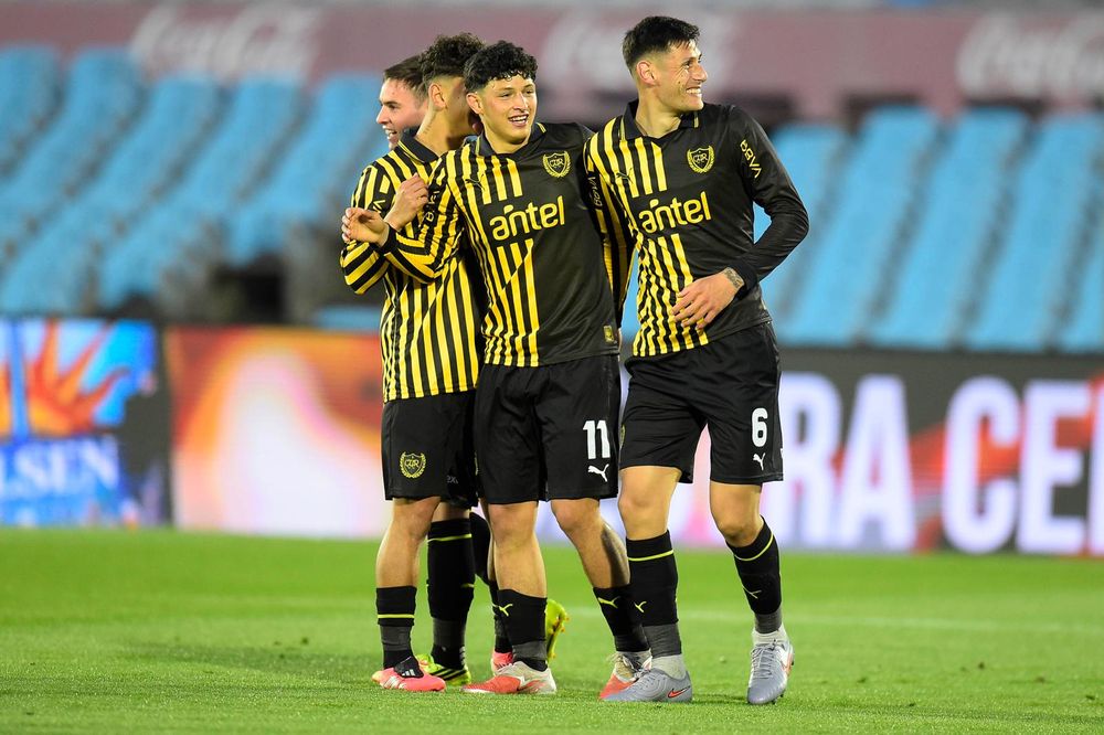 Lucas Ferreira y Leonel Jaime celebran el primer gol de Peñarol contra Boston River