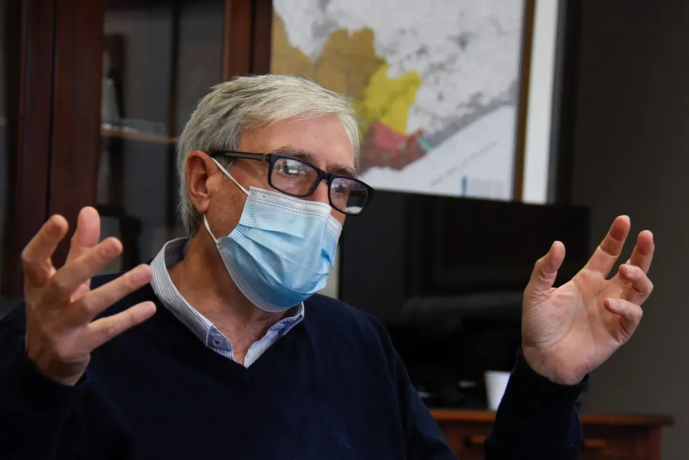 El presidente de OSE, Raúl Montero en su oficina.