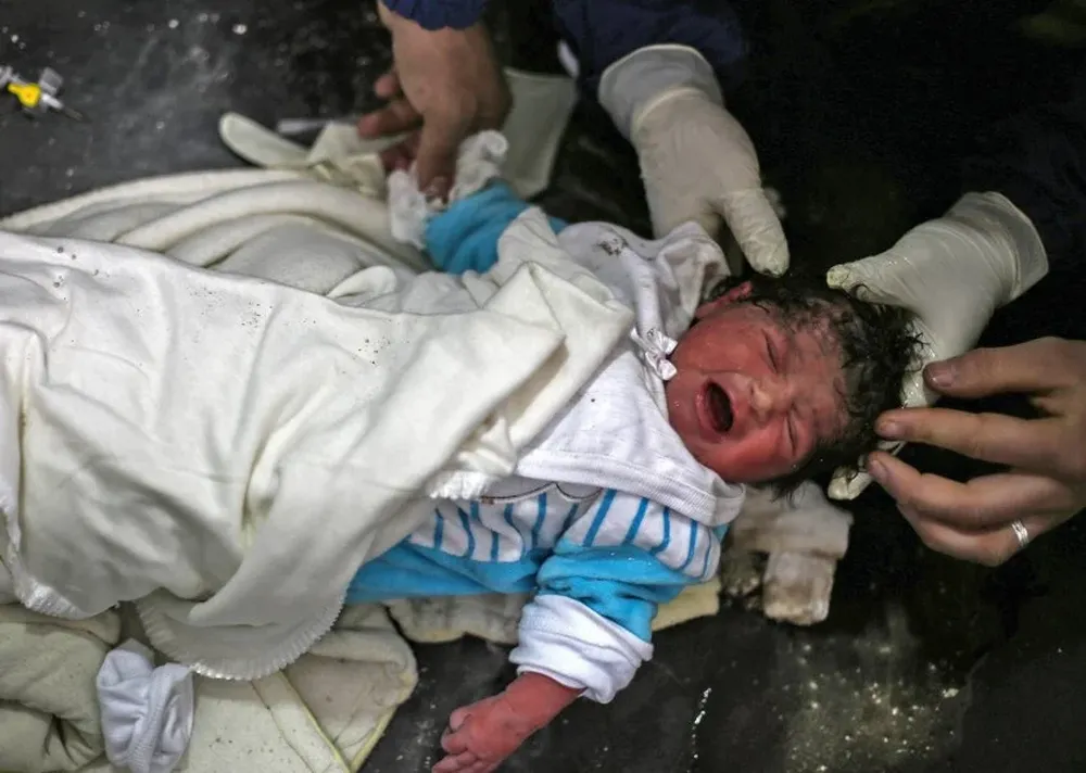 Una niña recién nacida recibe tratamiento en un hospital improvisado en la ciudad siria de Arbin