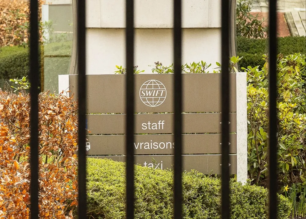 Debido al congelamiento de fondos y a la exclusión del SWIFT, Rusia seguirá pagando en rublos