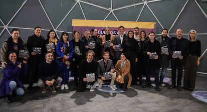 La ministra de Cultura de la Ciudad Gabriel Ricardes, el jefe de Gobierno porteño Jorge Macri y el ministro de Desarrollo Económico Roberto García Moritán junto a los ganadores del programa BA Producción Internacional