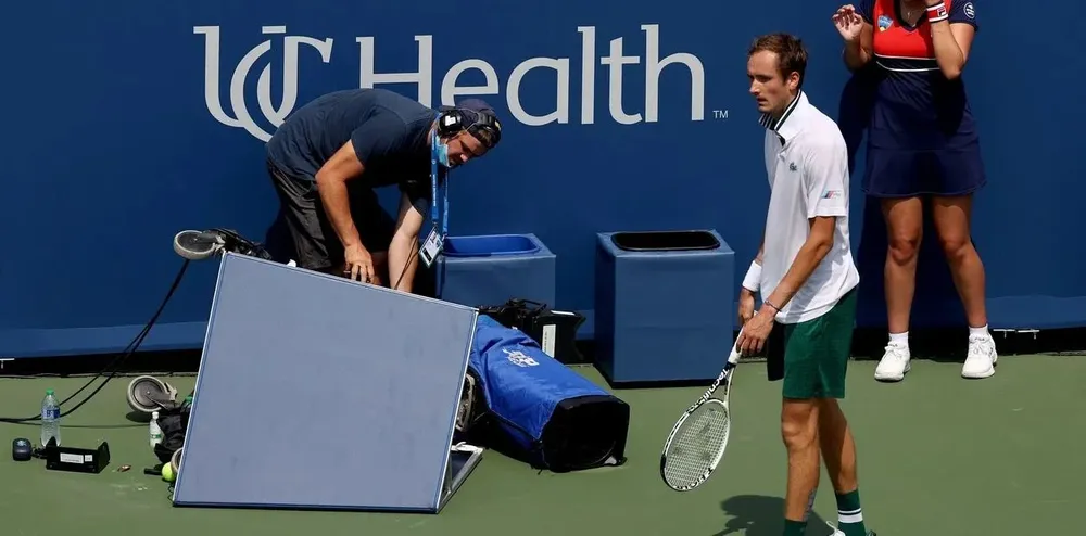 El ruso Daniil Medvedev se dio contra una cámara en pleno partido, lo que desperó su furia