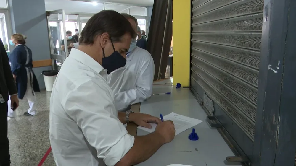 El presidente estuvo en contacto con casos positivos de covi-19 cuando fue a vacunarse