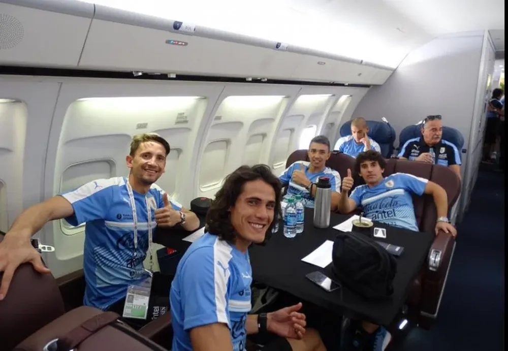 Cavani, Ramírez, Corujo y Muslera en ronda de mate; al fondo Maxi Pereira lee y piensa