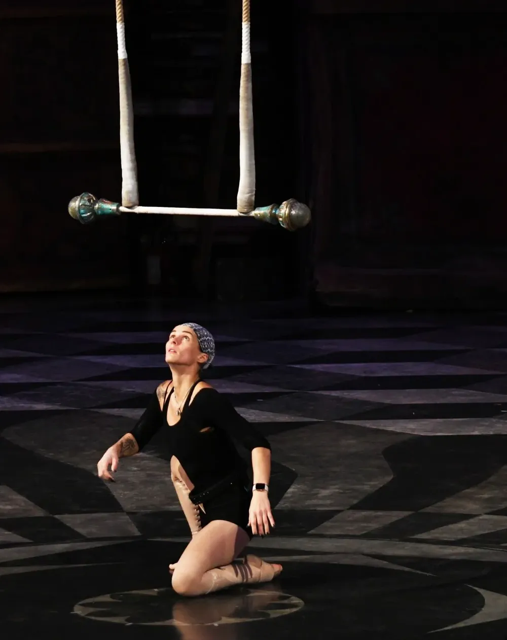 Una de las acróbatas del Cirque du Soleil entrena previo al regreso