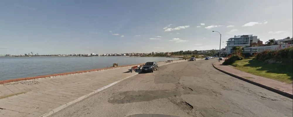 La isla estaría ubicada frente a la rambla de Punta Gorda y tendría lugar para 300 embarcaciones