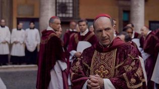 Ralph Fiennes interpreta al cardenal Lawrence en este filme basado en la novela de Robert Harris.