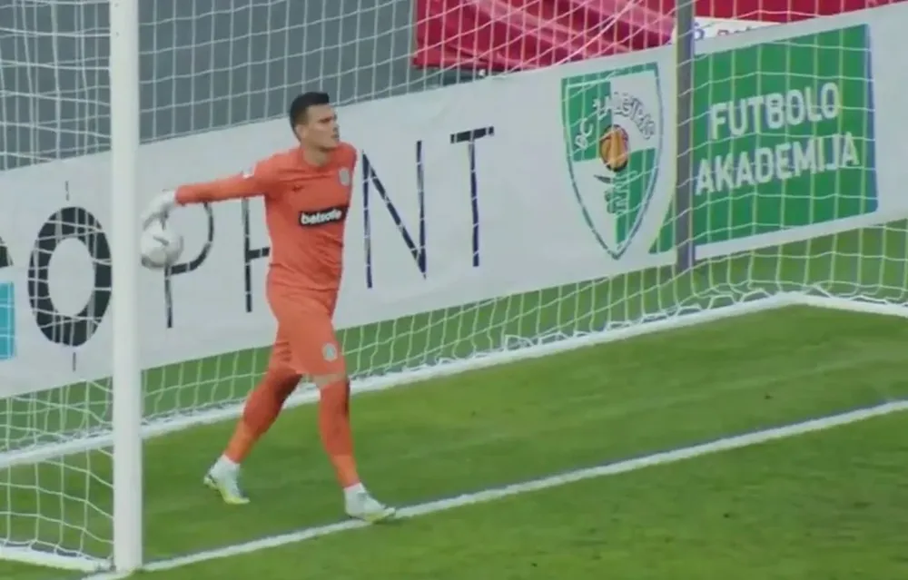 El gol en contra que fue un blooper en Lituania y el arquero que cometió el error, no lo puede creer