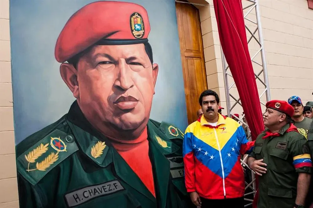 Venezuela- Nicolas Maduro y Diosdado Cabello, desvelan una pintura gigante del rostro de Chávez