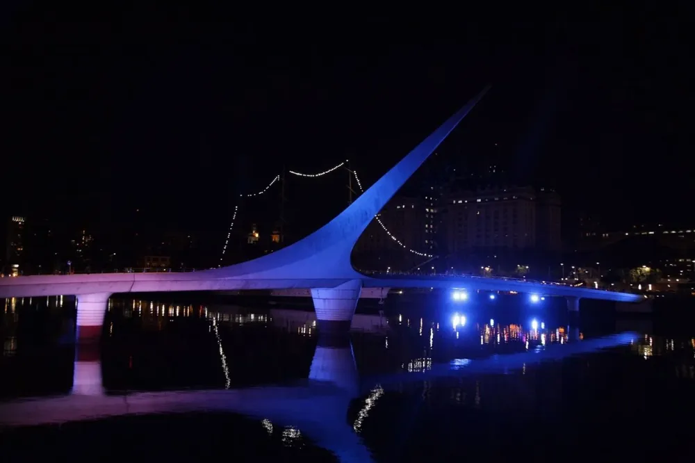 El puente de la Mujer fue de los primeros monumentos iluminados de azul