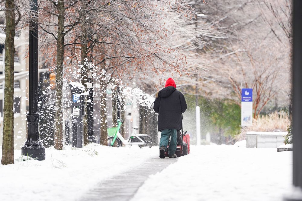 Un hombre limpia la nieve de un camino en Atlanta