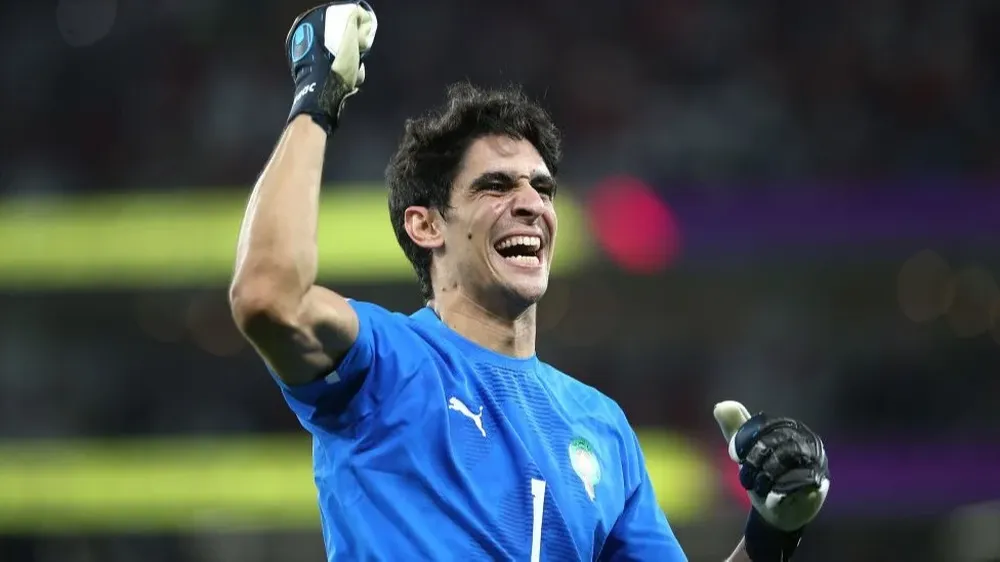 Yassine Bounou celebra la victoria luego del partido entre Marruecos y Portugal