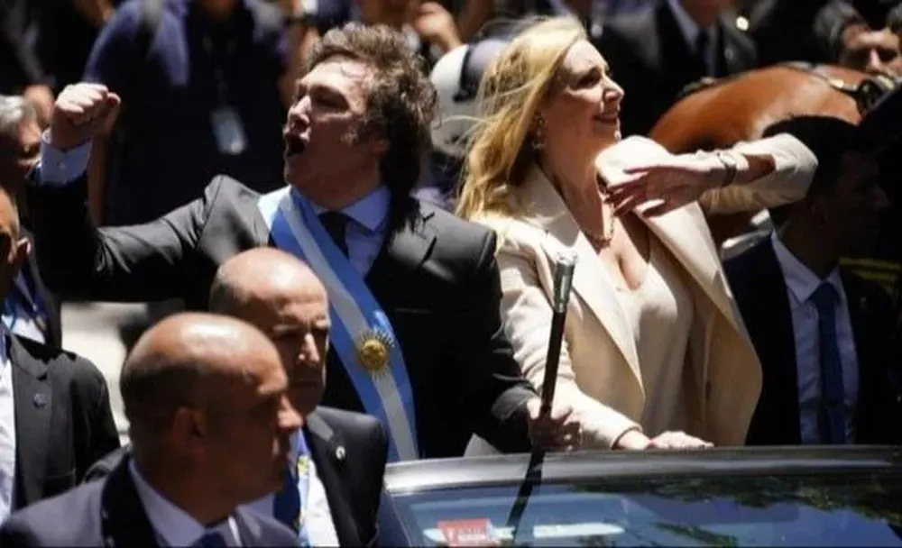 Mieli rumbo a la Casa Rosada tras jurar como Presidente ante la Asamblea Legislativa