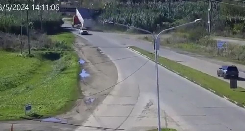 Insólito: un camión chocó y destruyó el puente histórico con las vías del tren turístico de Mercedes.