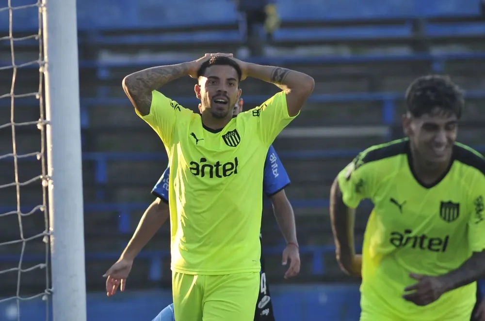 David Terans no puede creer la pelota de gol que le sacaron