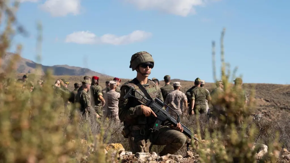 Un militar en la base de Viator, en Almería.&nbsp;