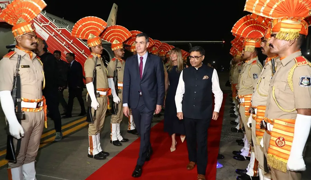 Pedro Sánchez, en la India, este lunes junto al primer ministro Narendra Modi.
