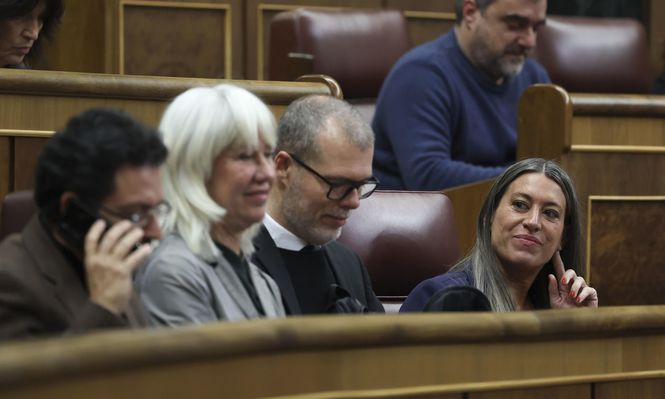 La diputada de Junts per Catalunya, Míriam Nogueras (d) junto a su grupo parlamentario.