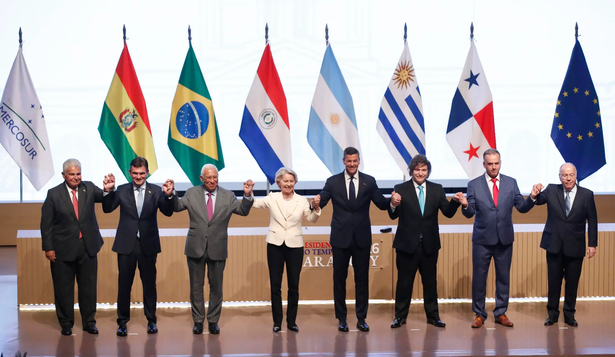 Una postal muy distinta. La firma del acuerdo en Asunción, cuando parecía que finalmente el consenso había sido posible. Pero una vez más, el proyecto de integración se frustra en tiempos delicados de reconfiguración del comercio global.