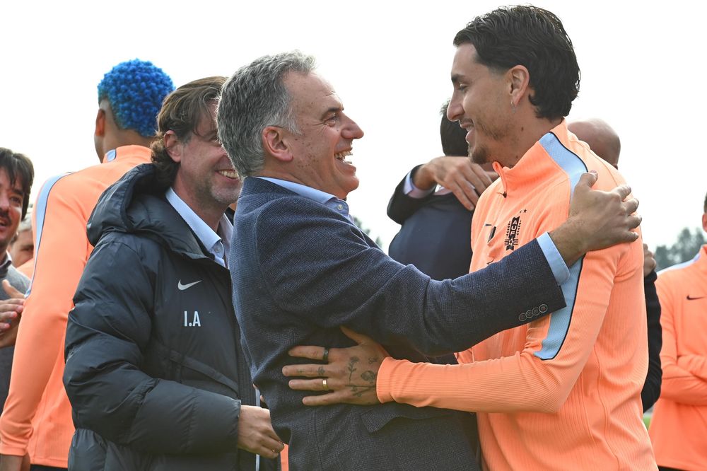 El presidente de Uruguay, Yamandú Orsi, abraza al jugador Josema Gimenez durante la entrega del pabellón nacional a la selección de fútbol&nbsp;