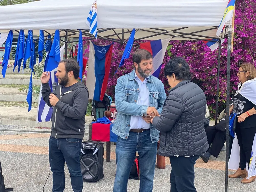 Los candidatos a la presidencia del Frente Amplio participaron en conjunto de una serie de recorridas en el barrio Cordón