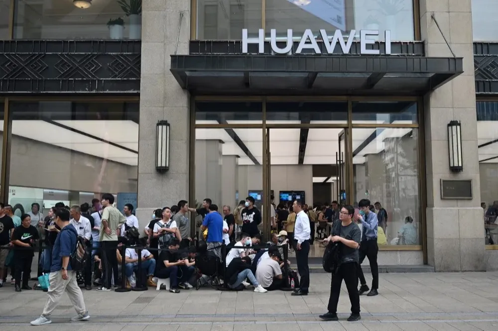 En la puerta de Huawei, consumidores esperan para adquirir el nuevo teléfono Mate 60 Pro equipado con un chip de última generación.