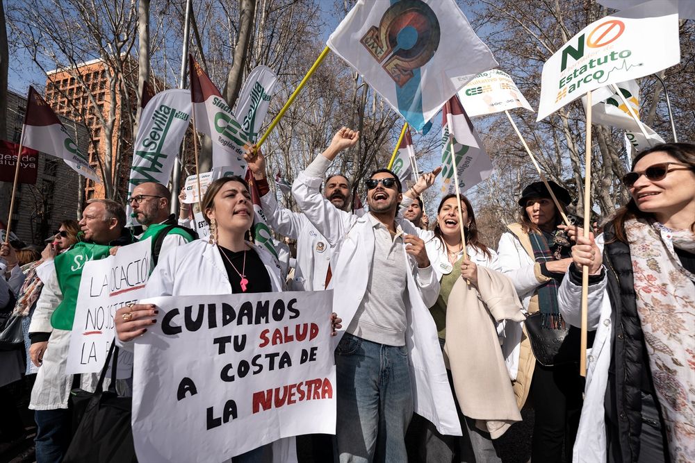 EuropaPress_6516741_decenas_personas_concentracion_sindicatos_medicos_frente_ministerio_sanidad.jpg